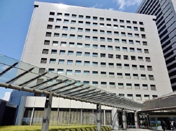 NTTデータと積水化学、フィルム型ペロブスカイト太陽電池を建物外壁に設置