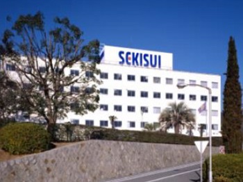 NTTデータと積水化学、フィルム型ペロブスカイト太陽電池を建物外壁に設置