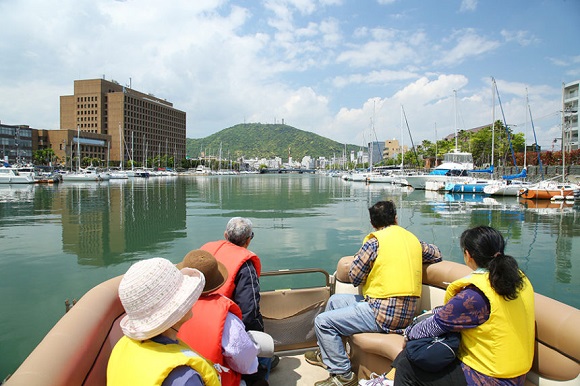 徳島市、ヤマハ発動機とひょうたん島周遊「電動船」試乗会第2弾を開催