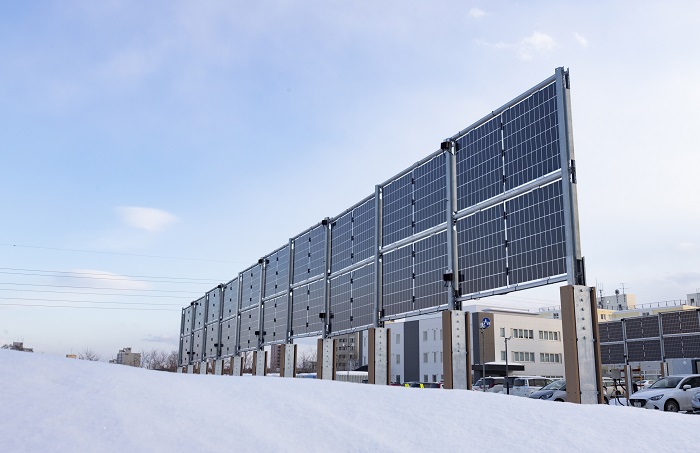 エア・ウォーター、駐車場などと併用可能な垂直ソーラー発電システムを開発