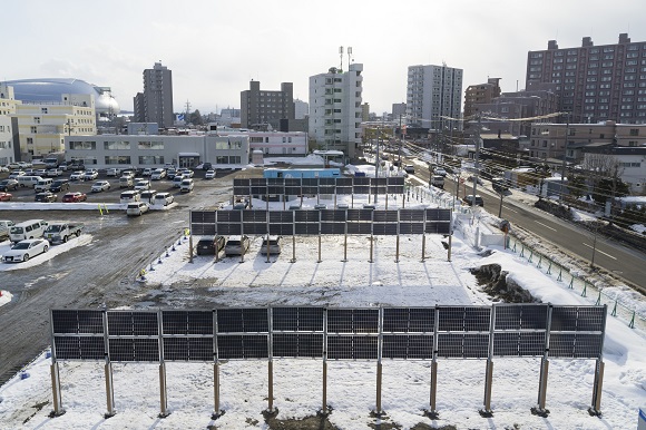 エア・ウォーター、駐車場などと併用可能な垂直ソーラー発電システムを開発