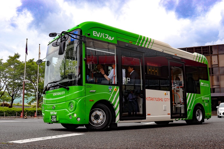 EV モーターズ・ジャパン、北九州市へ納車した小型コミュニティEVバスの試乗会を実施